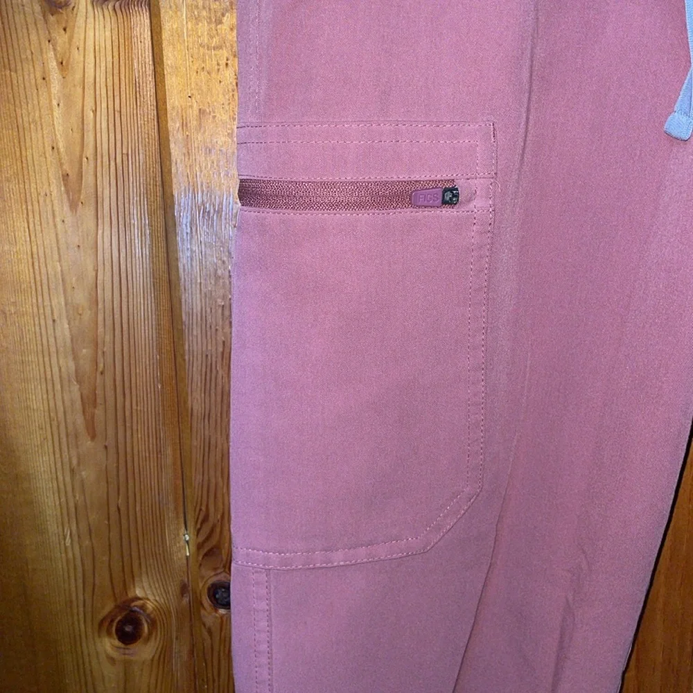 Mauve fig set FIGS Yola Scrub Pants 2 piece set catalina top XS/SM - Picture 7 of 15